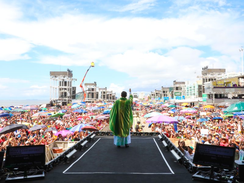 Padre Reginaldo Manzotti reúne mais de 38 mil fiéis no encerramento do Verão Maior Paraná em Matinhos