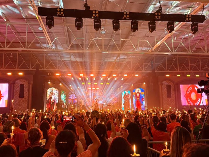 Padre Reginaldo Manzotti encerra o primeiro dia do Retiro Nacional com Adoração ao Santíssimo Sacramento